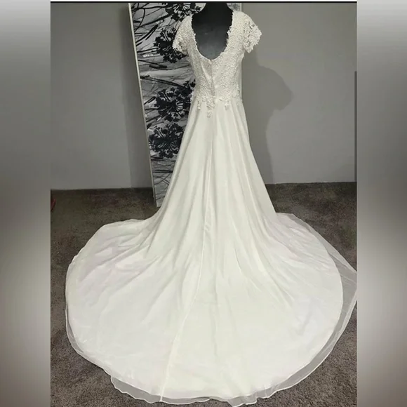 Alfred Angelo Short Sleeve Beaded Wedding Gown -Size 6 - Picture 2 of 7